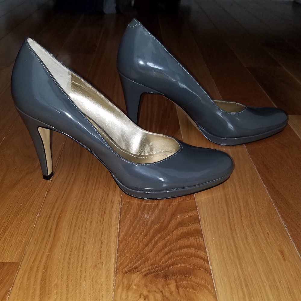 Nine West charcoal patent leather shoe